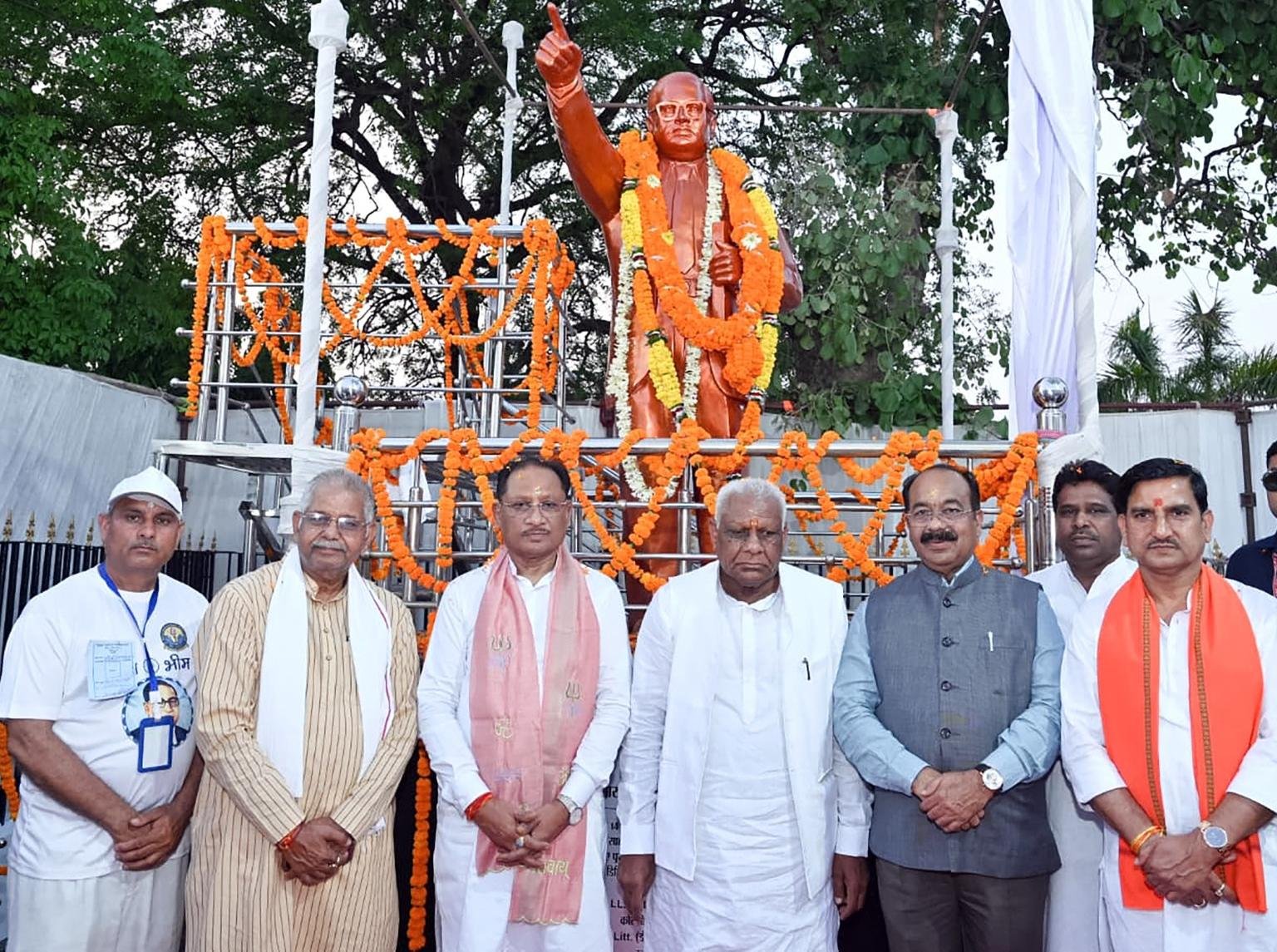 IMG 20260510 WA0600 सुशासन तिहार 2026: मुख्यमंत्री विष्णु देव साय ने किया मुंगेली नगर के चौक-चौराहों में स्थापित प्रतिमाओं का अनावरण