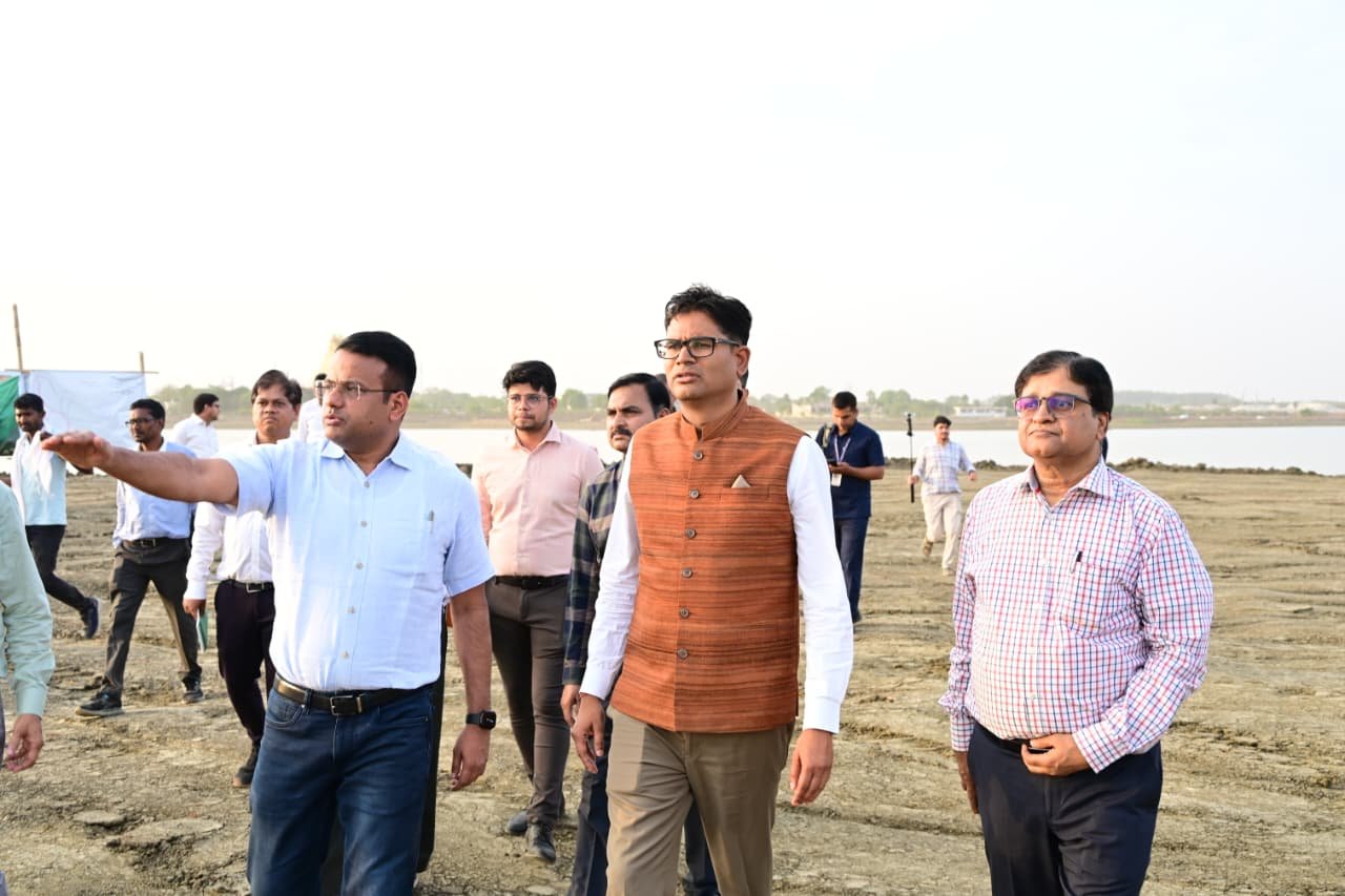 IMG 20260523 WA0723 वित्त मंत्री ओपी चौधरी ने नवा रायपुर में विकास कार्यों का किया निरीक्षण,रेलवे ओवरब्रिज, आईटी बिल्डिंग, स्पोर्ट्स कॉम्प्लेक्स सहित कई परियोजनाओं की प्रगति का लिया जायजा
