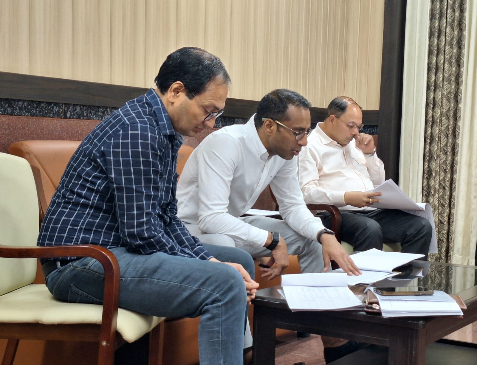 IMG 20260528 WA0350 लोक निर्माण विभाग के सचिव ने अधिकारियों की ली बैठक , गुणवत्ता और समय-सीमा में कार्य पूर्ण करने के दिए निर्देश