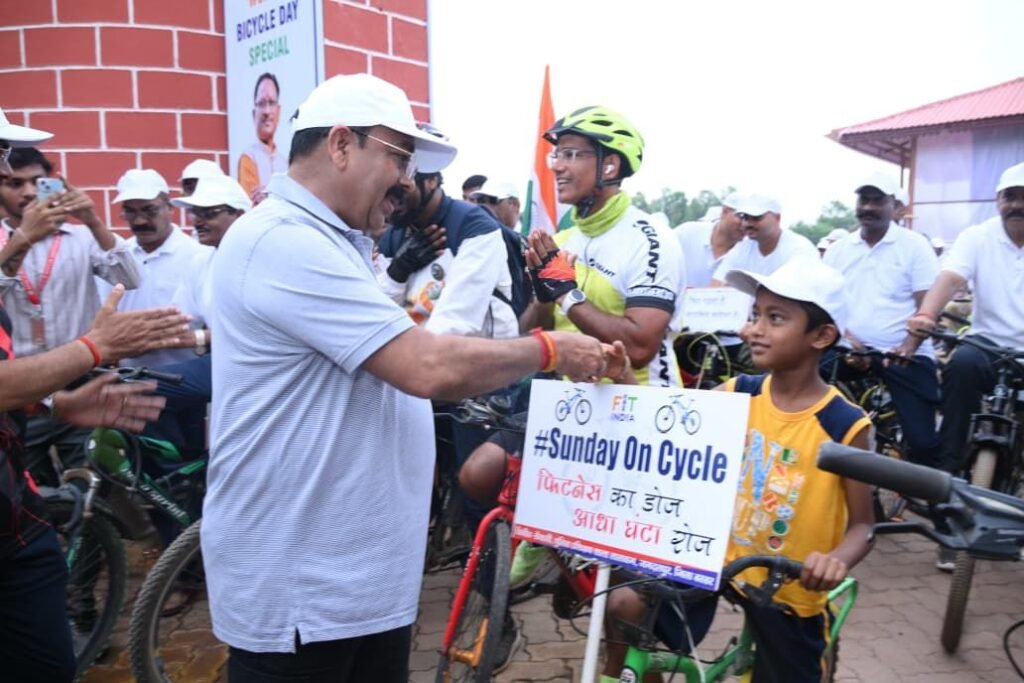 1008044669 उप मुख्यमंत्री अरुण साव ने सायकल चलाकर फिट रहने और पर्यावरण संरक्षण का दिया संदेश