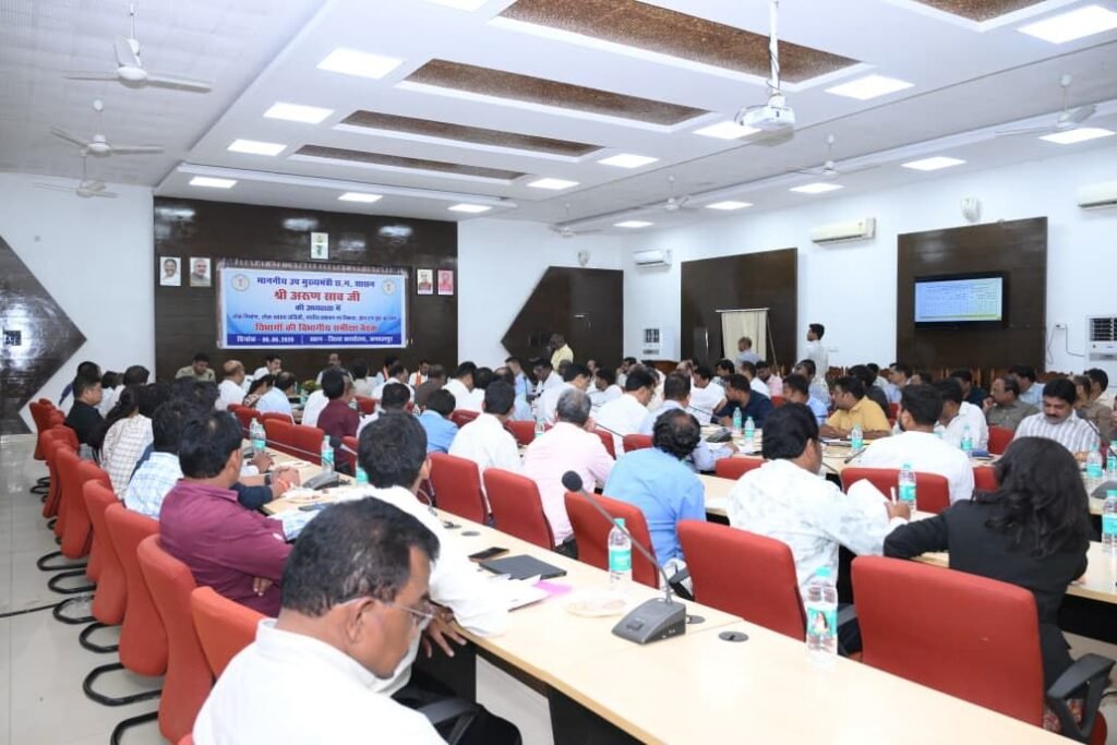 1008046125 उप मुख्यमंत्री अरुण साव ने स्वच्छता दीदियों के नियमित स्वास्थ्य जांच और सुरक्षा किट प्रदान करने के दिए निर्देश