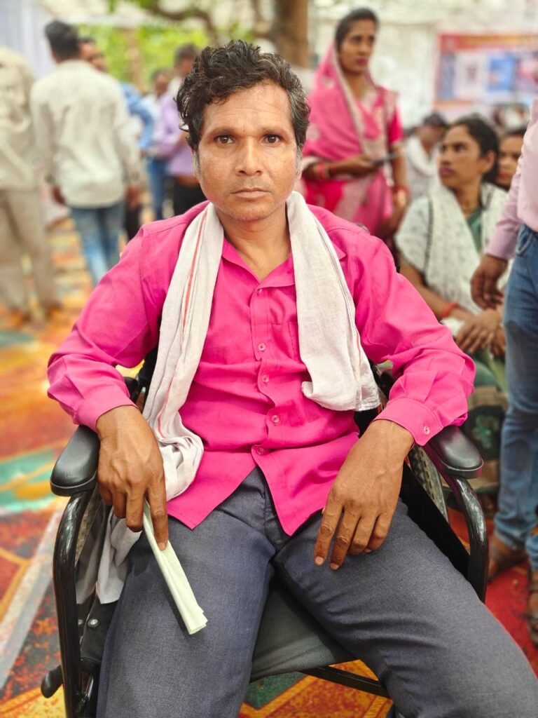1008060516 दिव्यांगों एवं वरिष्ठ नागरिकों के चेहरों पर मुस्कान, शिविर में मिले सहायक उपकरण