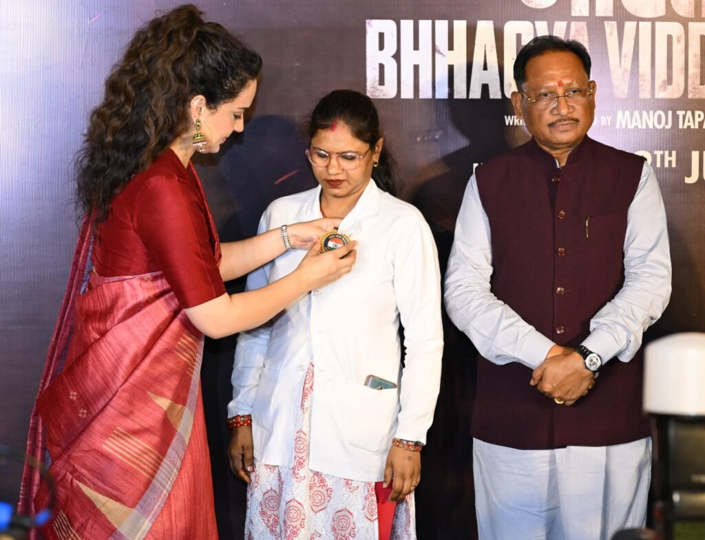 1008066633 26/11 के अनसुने नायकों को सलाम : मुख्यमंत्री साय ‘भारत भाग्य विधाता’ की प्री-लॉन्च स्क्रीनिंग में हुए शामिल