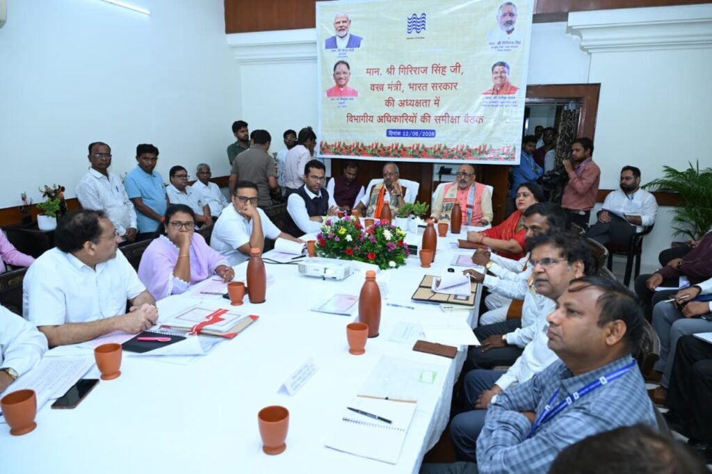 रेशम, खादी और हथकरघा क्षेत्र को नई दिशा: केंद्रीय वस्त्र मंत्री गिरिराज सिंह ने दिए महत्वपूर्ण निर्देश 3 1008111909 रेशम, खादी और हथकरघा क्षेत्र को नई दिशा: केंद्रीय वस्त्र मंत्री गिरिराज सिंह ने दिए महत्वपूर्ण निर्देश
