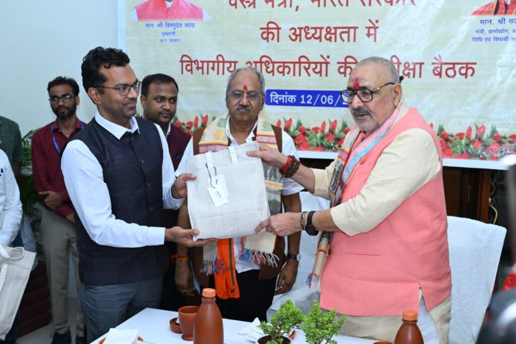 रेशम, खादी और हथकरघा क्षेत्र को नई दिशा: केंद्रीय वस्त्र मंत्री गिरिराज सिंह ने दिए महत्वपूर्ण निर्देश 2 1008111910 रेशम, खादी और हथकरघा क्षेत्र को नई दिशा: केंद्रीय वस्त्र मंत्री गिरिराज सिंह ने दिए महत्वपूर्ण निर्देश