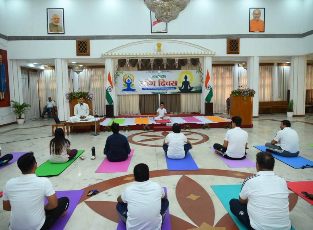 1008210930 अंतर्राष्ट्रीय योग दिवस पर लोकभवन में किया गया योगाभ्यास