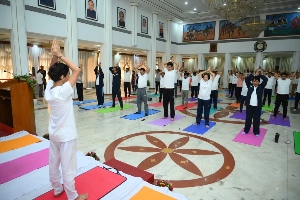 1008210935 अंतर्राष्ट्रीय योग दिवस पर लोकभवन में किया गया योगाभ्यास