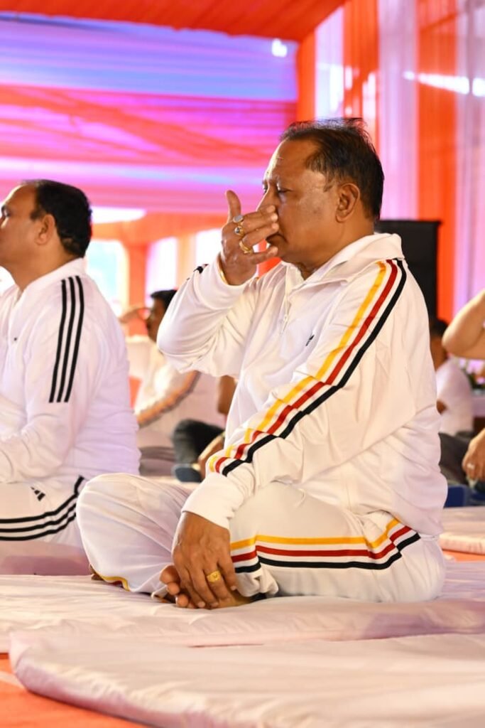 1008211145 12वें अंतर्राष्ट्रीय योग दिवस पर अम्बिकापुर में मुख्यमंत्री विष्णुदेव साय ने किया सामूहिक योगाभ्यास