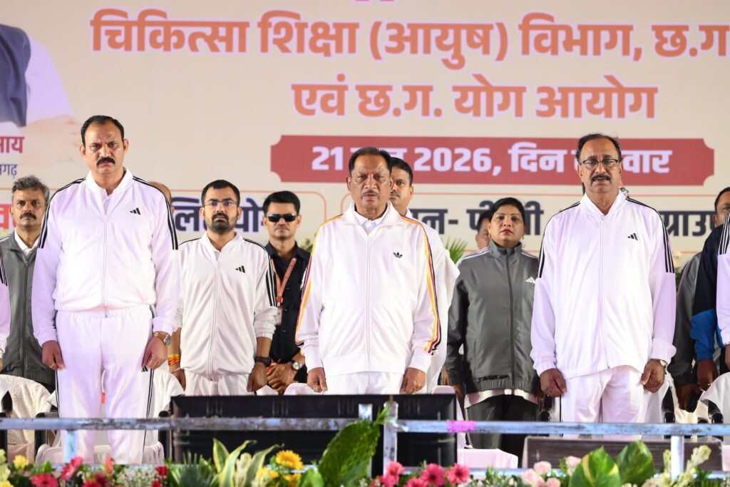 1008211146 12वें अंतर्राष्ट्रीय योग दिवस पर अम्बिकापुर में मुख्यमंत्री विष्णुदेव साय ने किया सामूहिक योगाभ्यास
