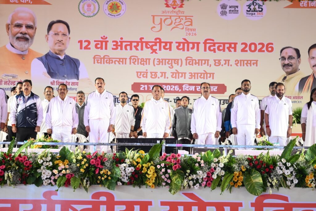 1008211147 12वें अंतर्राष्ट्रीय योग दिवस पर अम्बिकापुर में मुख्यमंत्री विष्णुदेव साय ने किया सामूहिक योगाभ्यास