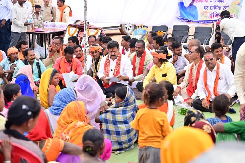 सुदूर वनांचल बैगा बाहुल्य क्षेत्र में पहुंचे उप मुख्यमंत्री, बैगाओं के बीच बैठकर किया आत्मीय संवाद 4 1008236104 सुदूर वनांचल बैगा बाहुल्य क्षेत्र में पहुंचे उप मुख्यमंत्री, बैगाओं के बीच बैठकर किया आत्मीय संवाद