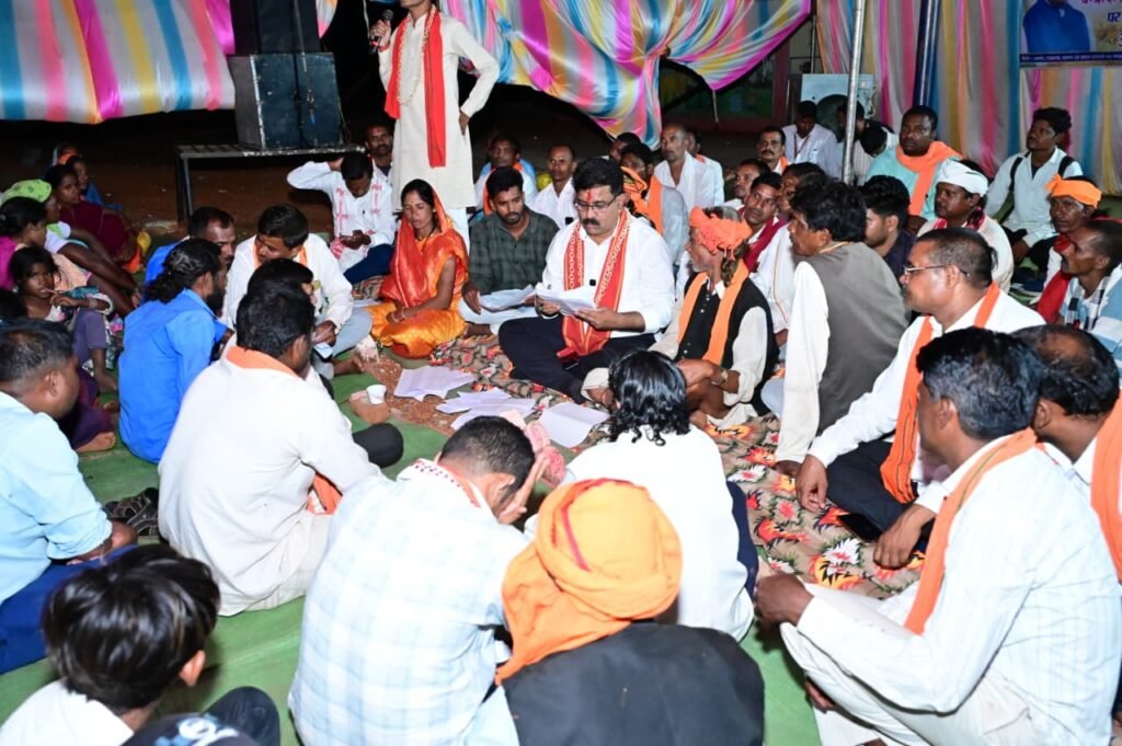 सुदूर वनांचल बैगा बाहुल्य क्षेत्र में पहुंचे उप मुख्यमंत्री, बैगाओं के बीच बैठकर किया आत्मीय संवाद 3 1008236106 सुदूर वनांचल बैगा बाहुल्य क्षेत्र में पहुंचे उप मुख्यमंत्री, बैगाओं के बीच बैठकर किया आत्मीय संवाद