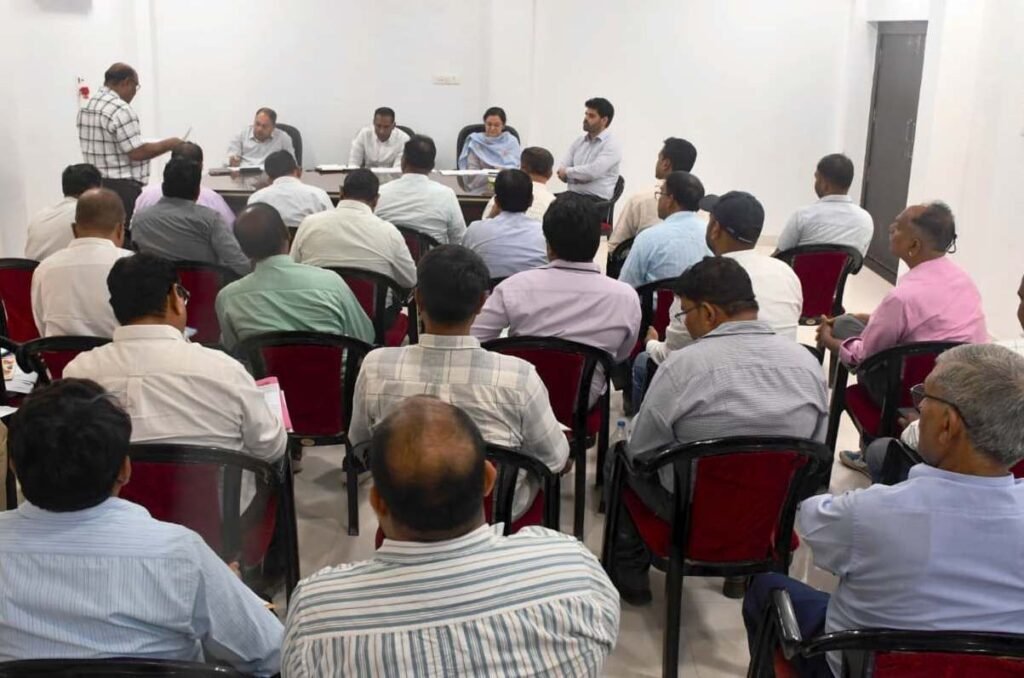 लोक निर्माण विभाग के सचिव ने कार्यों की धीमी गति पर जताई नाराजगी 4 28dc9867 8083 4b2a 977c 8bc55fd64f26 लोक निर्माण विभाग के सचिव ने कार्यों की धीमी गति पर जताई नाराजगी