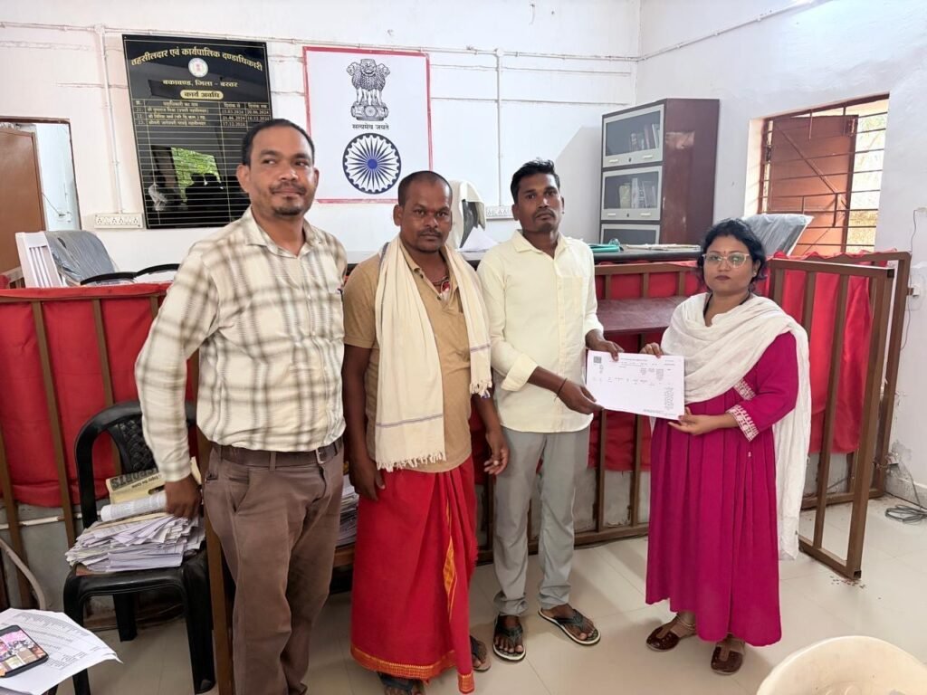 बस्तर मॉडल की पूरे देश को सीख: 8241 परिवारों को मिला जमीन पर वैध हक, प्रशासन खुद पहुंचा लोगों तक 2 4b2f1ac4 2811 4ad1 8aec 20d2572afde0 बस्तर मॉडल की पूरे देश को सीख: 8241 परिवारों को मिला जमीन पर वैध हक, प्रशासन खुद पहुंचा लोगों तक