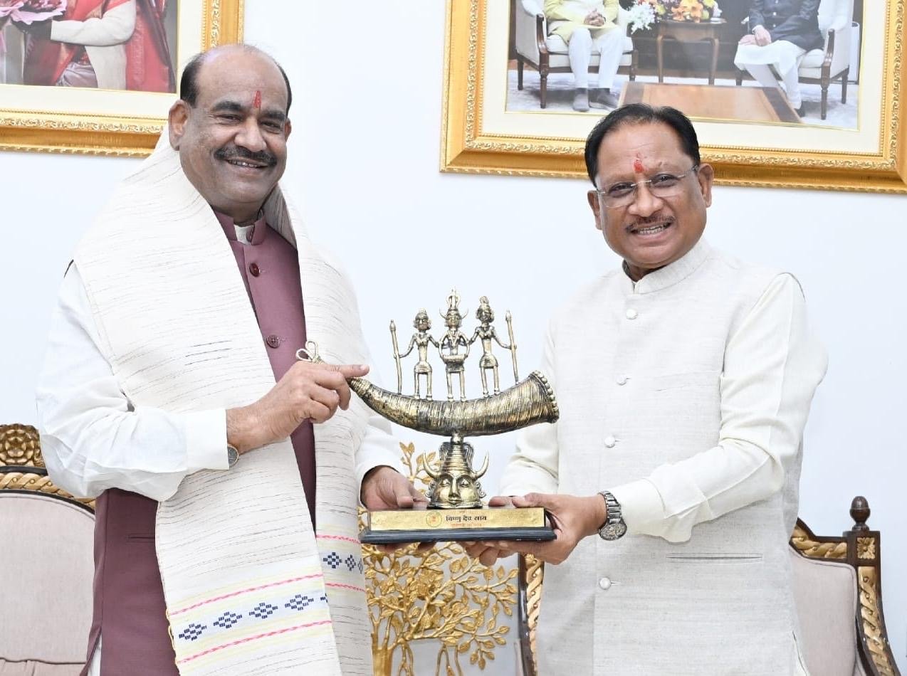 लोकसभा अध्यक्ष ओम बिरला ने मुख्यमंत्री विष्णु देव साय से की सौजन्य भेंट 1 77e40ee7 8f29 4a4d b6ce 015bfce9e97c लोकसभा अध्यक्ष ओम बिरला ने मुख्यमंत्री विष्णु देव साय से की सौजन्य भेंट