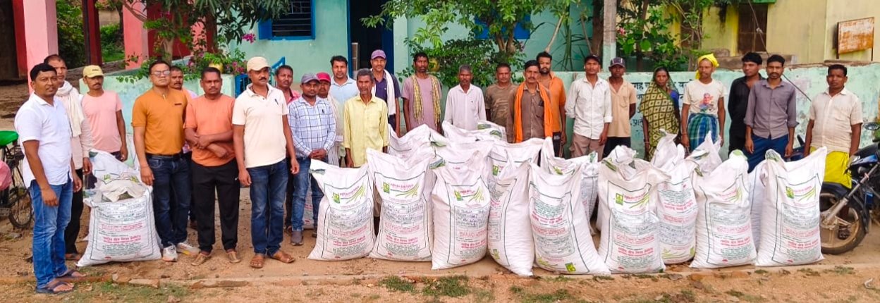 IMG 20260628 WA0711 तिलहन उत्पादन बढ़ाने की दिशा में सशक्त पहल, कोटमीकला के किसानों को मिला उन्नत मूंगफली बीज