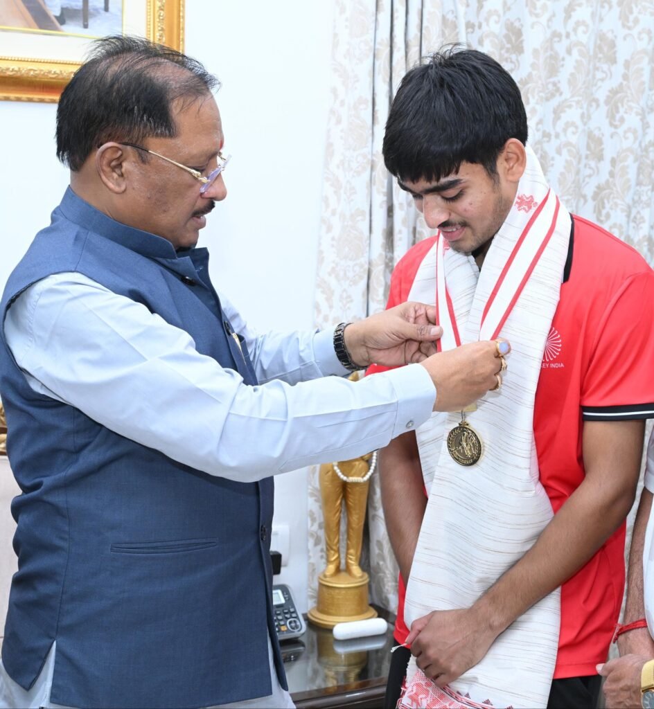 अंडर-18 एशिया कप विजेता हॉकी खिलाड़ी अवि मानिकपुरी ने मुख्यमंत्री से की सौजन्य भेंट 2 aa629cbe b171 43ad b66e 41025fa5b944 अंडर-18 एशिया कप विजेता हॉकी खिलाड़ी अवि मानिकपुरी ने मुख्यमंत्री से की सौजन्य भेंट