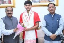 eb846c48 8ba0 4032 98d3 a1dd4dee485a अंडर-18 एशिया कप विजेता हॉकी खिलाड़ी अवि मानिकपुरी ने मुख्यमंत्री से की सौजन्य भेंट
