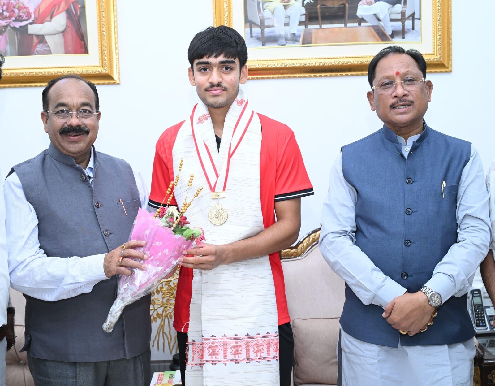 अंडर-18 एशिया कप विजेता हॉकी खिलाड़ी अवि मानिकपुरी ने मुख्यमंत्री से की सौजन्य भेंट 1 eb846c48 8ba0 4032 98d3 a1dd4dee485a scaled अंडर-18 एशिया कप विजेता हॉकी खिलाड़ी अवि मानिकपुरी ने मुख्यमंत्री से की सौजन्य भेंट