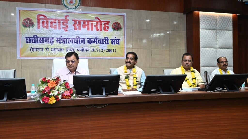 1008325637 मंत्रालय के तीन अधिकारी-कर्मचारियों को सम्मानपूर्ण विदाई ,श्रम मंत्री लखन लाल देवांगन ने शॉल, श्रीफल एवं स्मृति चिन्ह भेंट कर दी शुभकामनाएं