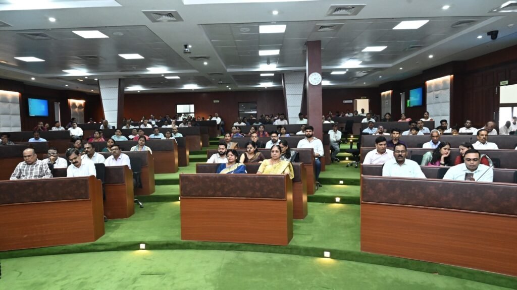 1008325639 मंत्रालय के तीन अधिकारी-कर्मचारियों को सम्मानपूर्ण विदाई ,श्रम मंत्री लखन लाल देवांगन ने शॉल, श्रीफल एवं स्मृति चिन्ह भेंट कर दी शुभकामनाएं