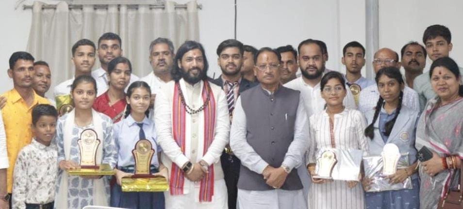 1008342254 मुख्यमंत्री विष्णुदेव साय ने मेधावी विद्यार्थियों का किया सम्मान , विद्यार्थियों से किया आत्मीय संवाद, उज्ज्वल भविष्य के लिए दी शुभकामनाएं
