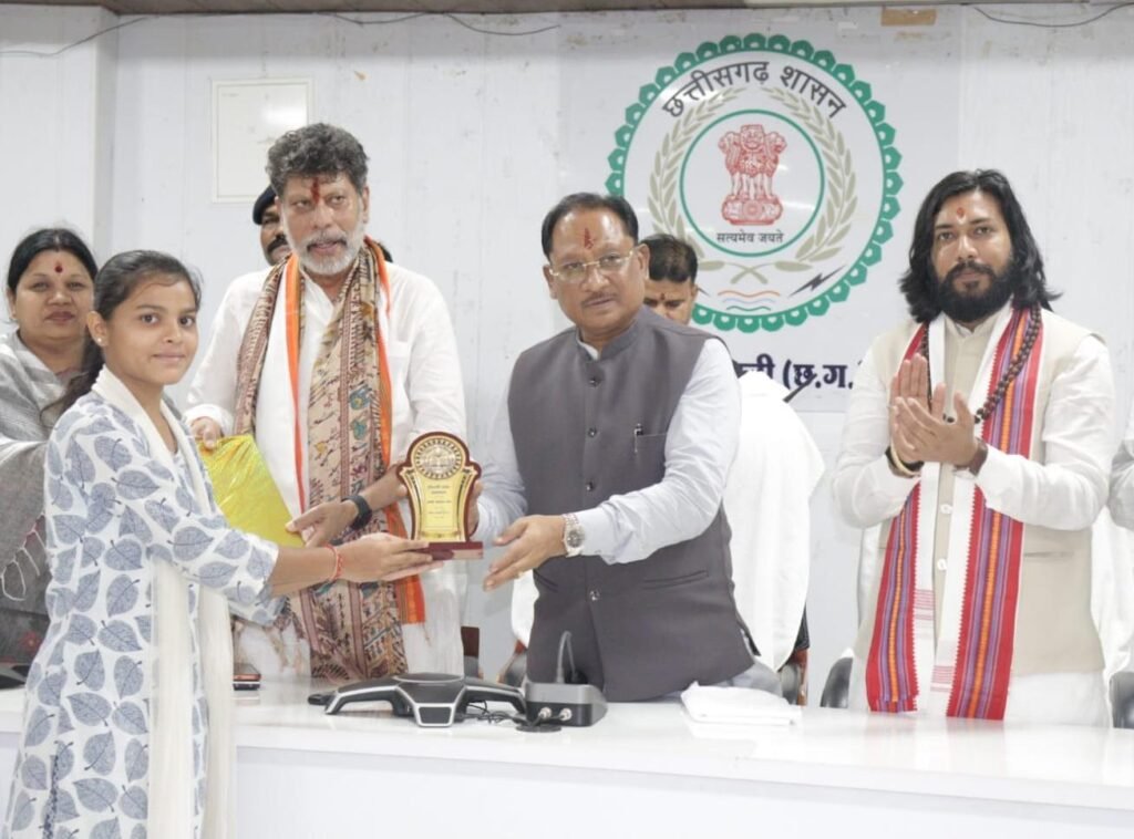1008342255 मुख्यमंत्री विष्णुदेव साय ने मेधावी विद्यार्थियों का किया सम्मान , विद्यार्थियों से किया आत्मीय संवाद, उज्ज्वल भविष्य के लिए दी शुभकामनाएं