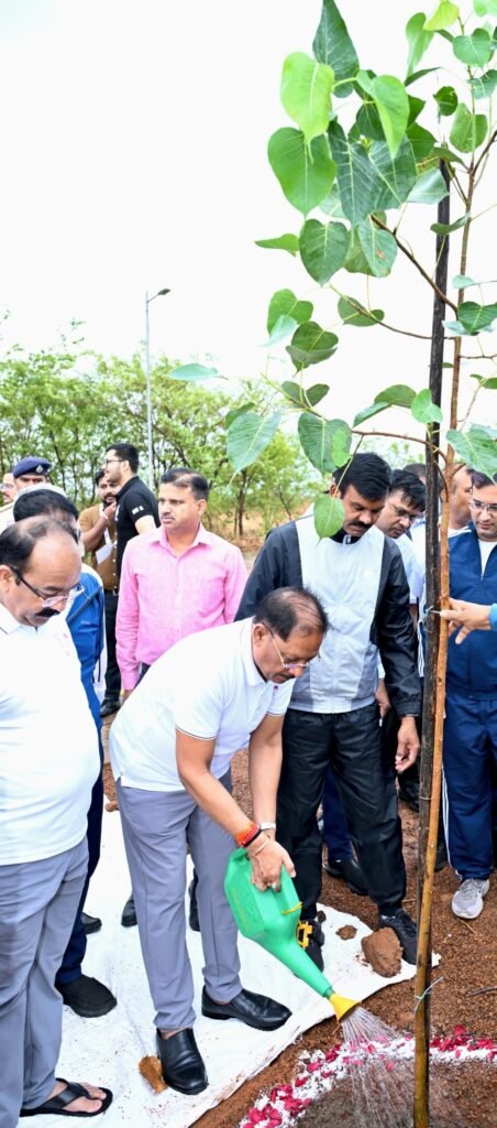 1008371904 मुख्यमंत्री विष्णु देव साय ने 'एक पेड़ माँ के नाम' अभियान के तहत किया पौधारोपण