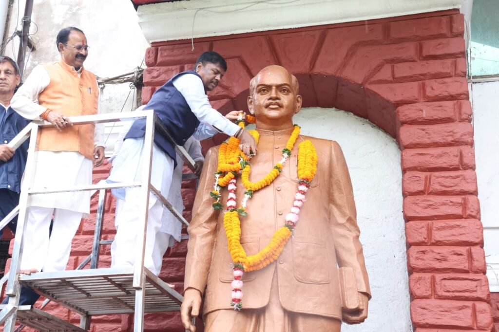 1008385580 डॉ. श्यामा प्रसाद मुखर्जी की जयंती पर वन मंत्री केदार कश्यप ने अर्पित की पुष्पांजलि