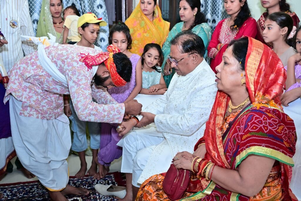 1008527464 मुख्यमंत्री विष्णुदेव साय ने दोकड़ा की ऐतिहासिक रथयात्रा में निभाई गजपति महाराजा की परंपरा : भगवान जगन्नाथ का रथ खींचकर प्रदेशवासियों के सुख, समृद्धि और खुशहाली की कामना की