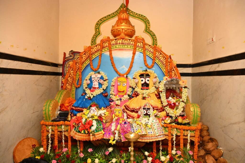 1008527471 मुख्यमंत्री विष्णुदेव साय ने दोकड़ा की ऐतिहासिक रथयात्रा में निभाई गजपति महाराजा की परंपरा : भगवान जगन्नाथ का रथ खींचकर प्रदेशवासियों के सुख, समृद्धि और खुशहाली की कामना की