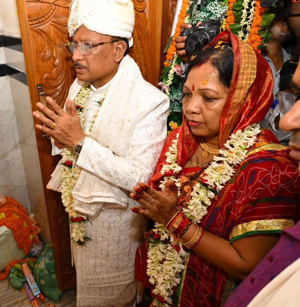 1008527472 मुख्यमंत्री विष्णुदेव साय ने दोकड़ा की ऐतिहासिक रथयात्रा में निभाई गजपति महाराजा की परंपरा : भगवान जगन्नाथ का रथ खींचकर प्रदेशवासियों के सुख, समृद्धि और खुशहाली की कामना की