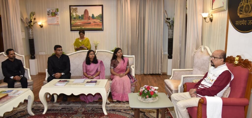 1008600513 राज्यपाल से प्रशिक्षु डिप्टी कलेक्टरों ने की सौजन्य मुलाकात, सेवा भाव, संवेदनशीलता और तार्किक निर्णय से निभाएं दायित्व -श्री डेका