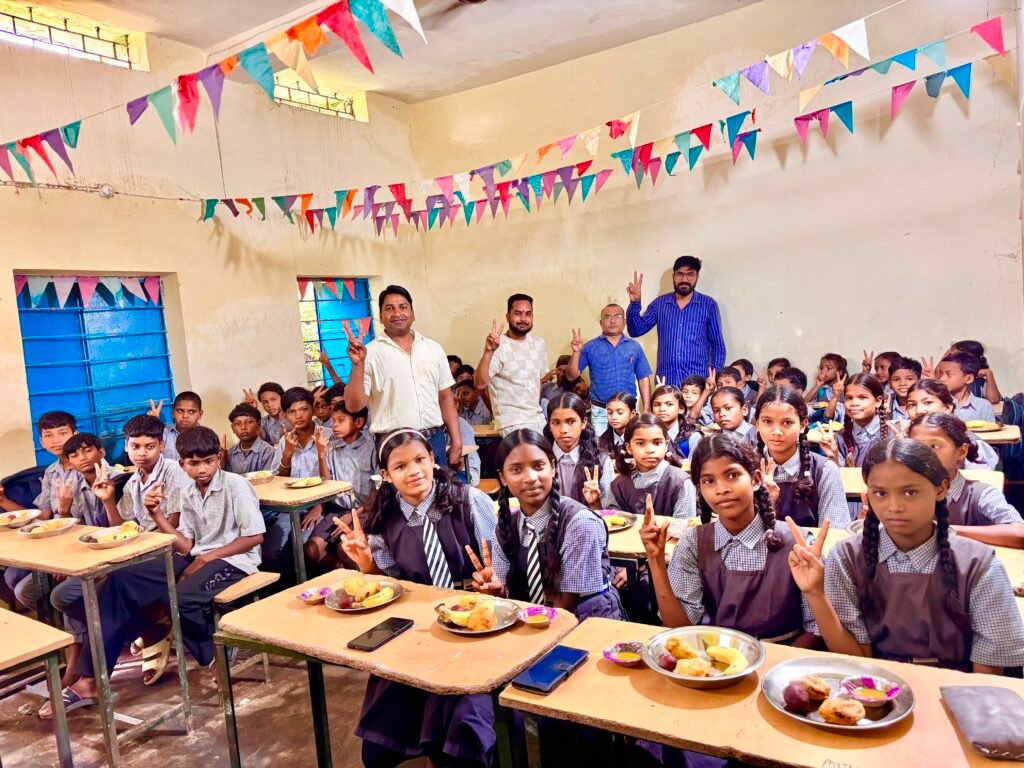 1008650643 500 विद्यालयों में पोषण, पर्यावरण और सहभागिता का संगम, बैगलेस डे पर सूरजपुर की अनूठी पहल