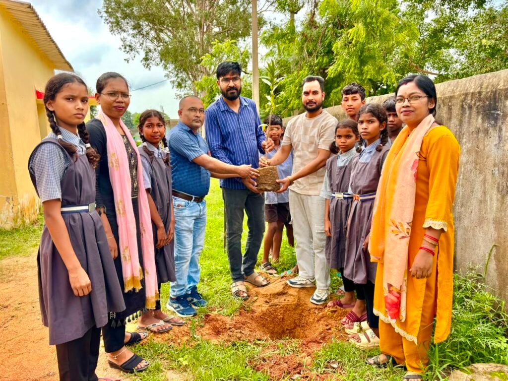 1008650646 500 विद्यालयों में पोषण, पर्यावरण और सहभागिता का संगम, बैगलेस डे पर सूरजपुर की अनूठी पहल