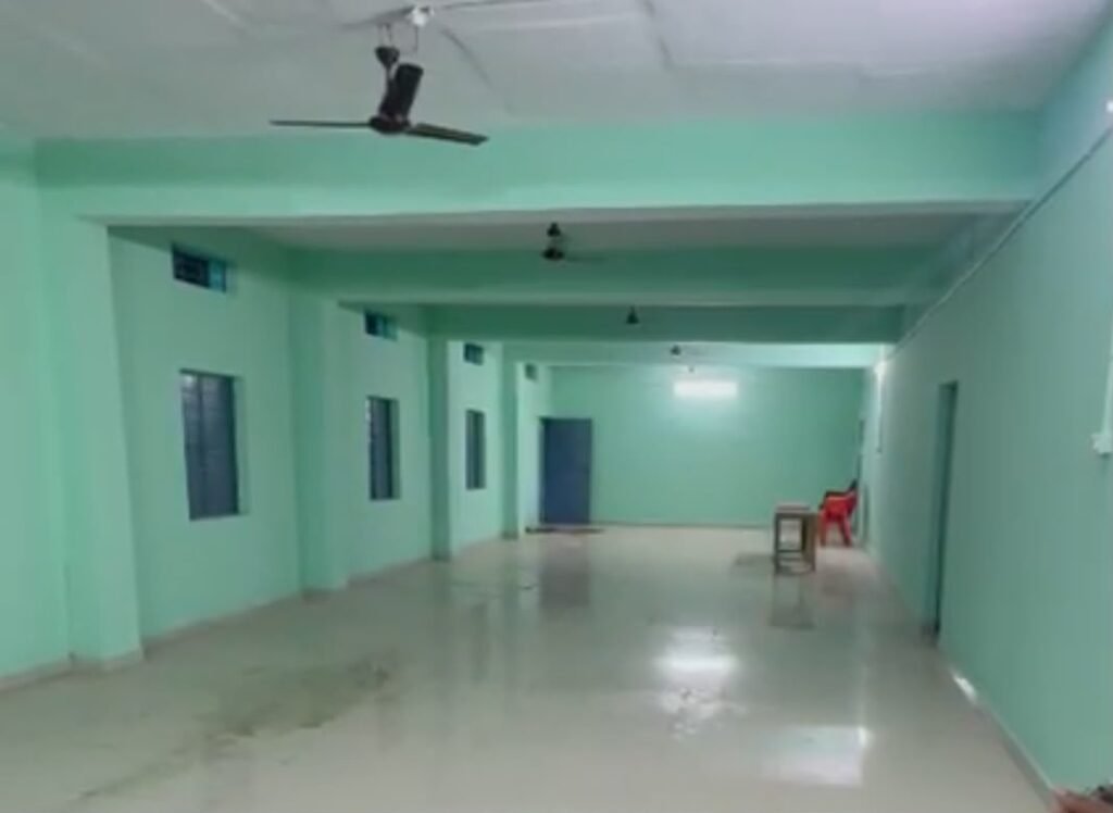 1008670244 उप मुख्यमंत्री विजय शर्मा की पहल से वनांचल के लमनी और खुड़िया में 20-20 लाख रुपए की लागत से बने आधुनिक प्रतीक्षालय शेड