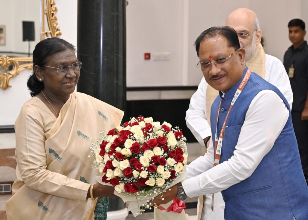 राष्ट्रपति भवन के विशेष अतिथि बने बस्तर के मांझी-चालकी : बस्तर पंडुम-2026 के विजेताओं और जनजातीय प्रतिनिधियों का हुआ विशेष सम्मान 3 1008713612 राष्ट्रपति भवन के विशेष अतिथि बने बस्तर के मांझी-चालकी : बस्तर पंडुम-2026 के विजेताओं और जनजातीय प्रतिनिधियों का हुआ विशेष सम्मान