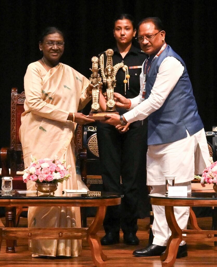राष्ट्रपति भवन के विशेष अतिथि बने बस्तर के मांझी-चालकी : बस्तर पंडुम-2026 के विजेताओं और जनजातीय प्रतिनिधियों का हुआ विशेष सम्मान 2 1008713614 राष्ट्रपति भवन के विशेष अतिथि बने बस्तर के मांझी-चालकी : बस्तर पंडुम-2026 के विजेताओं और जनजातीय प्रतिनिधियों का हुआ विशेष सम्मान