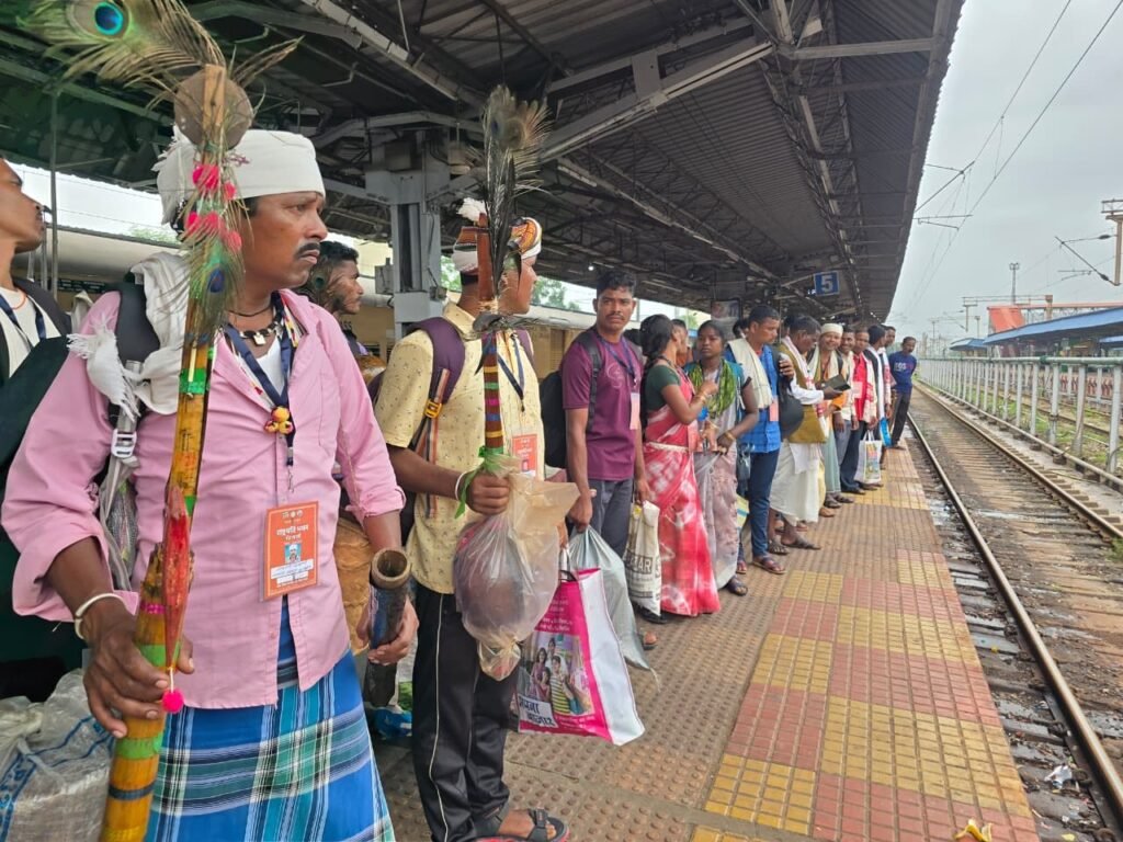 547e50f9 50b8 44bd 84d8 25950e22c1f7 बदलते बस्तर का संदेश लेकर दिल्ली रवाना हुआ बस्तर का प्रतिनिधिमंडल, राष्ट्रपति से करेंगे मुलाकात