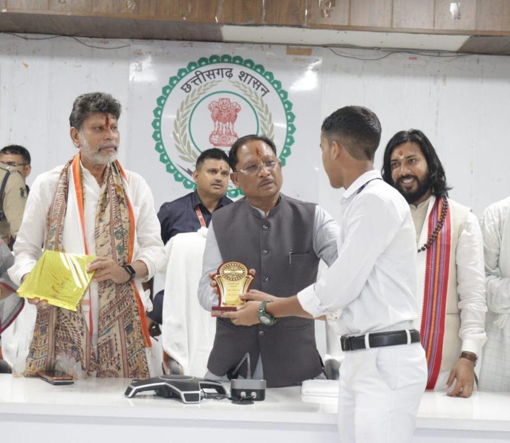 IMG 20260702 WA0838 मुख्यमंत्री विष्णुदेव साय ने मेधावी विद्यार्थियों का किया सम्मान , विद्यार्थियों से किया आत्मीय संवाद, उज्ज्वल भविष्य के लिए दी शुभकामनाएं