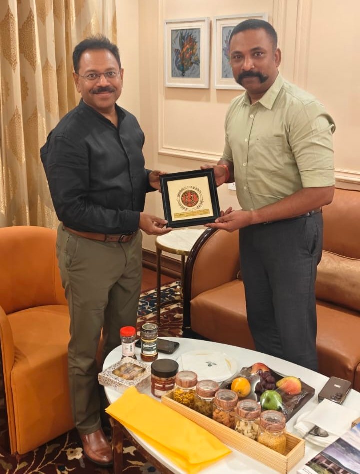IMG 20260705 WA06321 भारत सरकार के पर्यटन मंत्रालय के अतिरिक्त सचिव एवं महानिदेशक सुमन बिल्ला का रायपुर एयरपोर्ट पर हुआ आत्मीय स्वागत