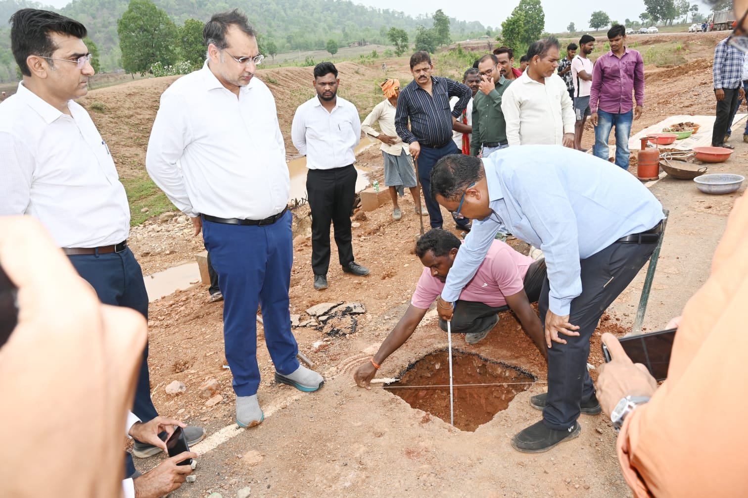 निर्माण कार्यों में लापरवाही पर सहायक अभियंता और उप अभियंता निलंबित,सचिव भीम सिंह ने सड़क की कोर कटिंग करवाकर मौके पर ही करवाई जांच 1 IMG 20260709 WA0555 निर्माण कार्यों में लापरवाही पर सहायक अभियंता और उप अभियंता निलंबित,सचिव भीम सिंह ने सड़क की कोर कटिंग करवाकर मौके पर ही करवाई जांच