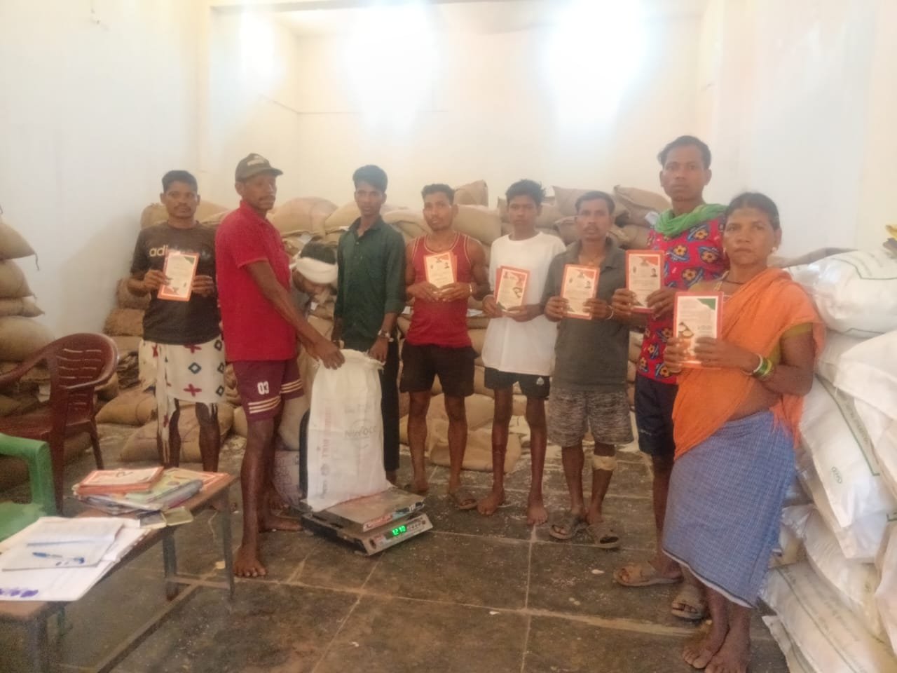 नारायणपुर जिला प्रशासन की अनूठी पहल- दुर्गम वनांचल गांवों तक ट्रैक्टर से पहुंचाया गया ,3 माह का राशन, 151 परिवारों को मिली बड़ी राहत 1 IMG 20260709 WA0560 नारायणपुर जिला प्रशासन की अनूठी पहल- दुर्गम वनांचल गांवों तक ट्रैक्टर से पहुंचाया गया ,3 माह का राशन, 151 परिवारों को मिली बड़ी राहत