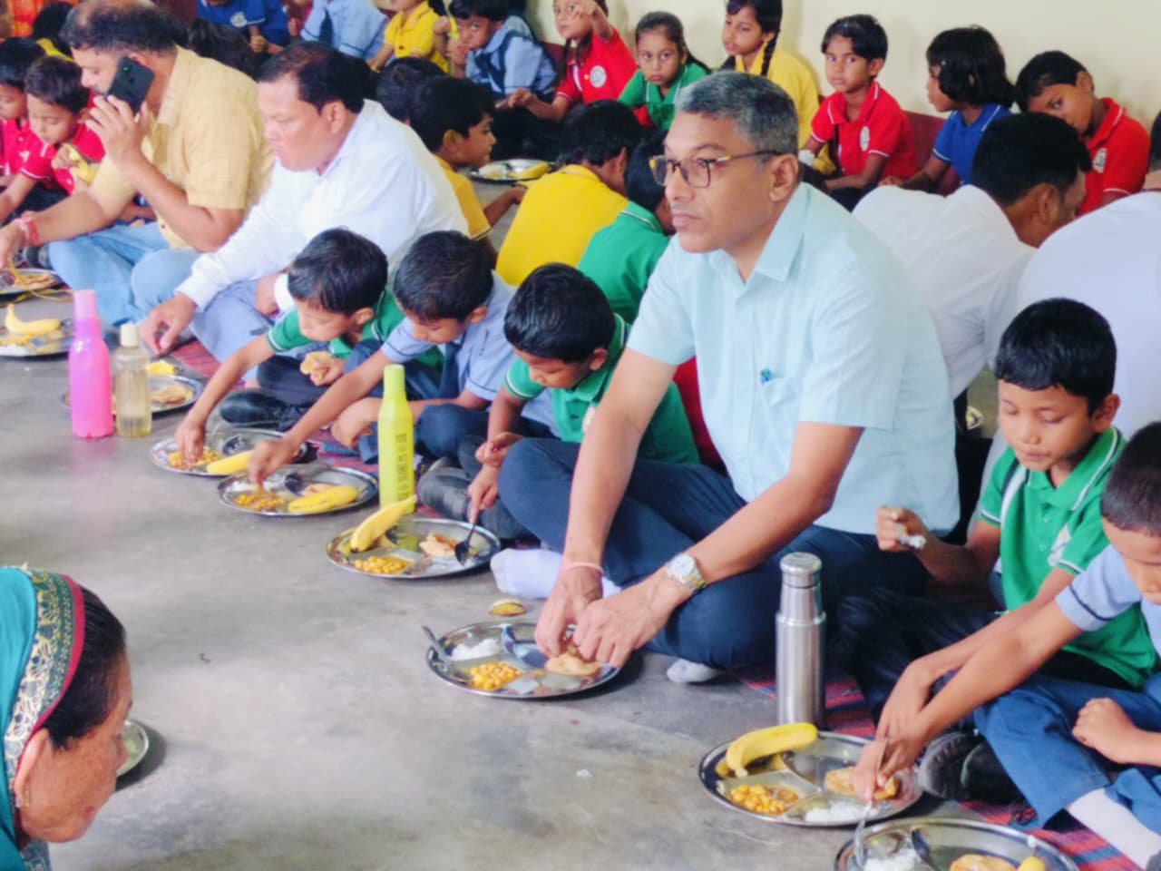 IMG 20260725 WA0979 500 विद्यालयों में पोषण, पर्यावरण और सहभागिता का संगम, बैगलेस डे पर सूरजपुर की अनूठी पहल