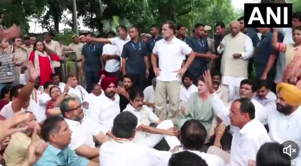 CJP प्रदर्शन के दौरान हुए लाठी चार्ज के विरोध में कांग्रेस सांसद बैठे धरने पर , इस्तीफे की मांग 1 IMG 20260721 160238 CJP प्रदर्शन के दौरान हुए लाठी चार्ज के विरोध में कांग्रेस सांसद बैठे धरने पर , इस्तीफे की मांग