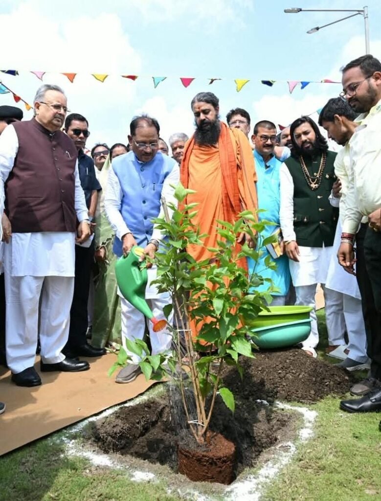 08e737cf f7ed 4e8a 8bd2 4621e10673c5 पारंपरिक वेशभूषा में पिंक ऑटो से कार्यक्रम स्थल पहुंचे मुख्यमंत्री विष्णुदेव साय और विधानसभा अध्यक्ष डॉ. रमन सिंह