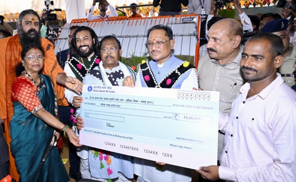 0dde6d80 89a8 44ee 96cf 8c06ca544d30 पारंपरिक वेशभूषा में पिंक ऑटो से कार्यक्रम स्थल पहुंचे मुख्यमंत्री विष्णुदेव साय और विधानसभा अध्यक्ष डॉ. रमन सिंह