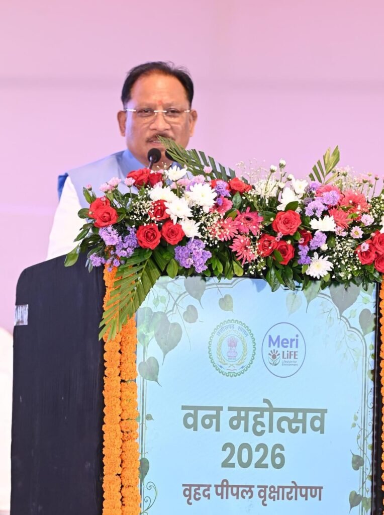 1008801041 मुख्यमंत्री विष्णुदेव साय ने अपनी माँ के नाम पर लगाया पीपल का पौधा, वन महोत्सव-2026 का हुआ शुभारंभ