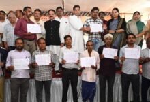 1008870546 स्वामित्व योजना से बदलेगी गांवों की तस्वीर: मंत्री टंक राम वर्मा ने, सारंगढ़ में वितरित किए अधिकार अभिलेख; 10 लाख कार्ड वितरण का लक्ष्य