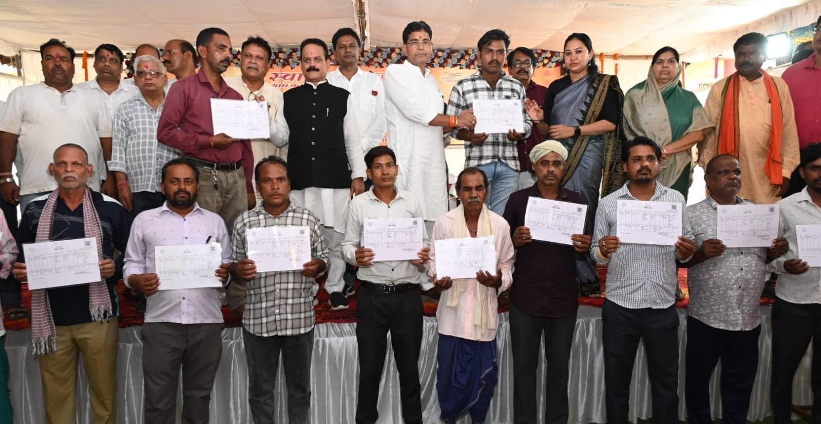 1008870546 स्वामित्व योजना से बदलेगी गांवों की तस्वीर: मंत्री टंक राम वर्मा ने, सारंगढ़ में वितरित किए अधिकार अभिलेख; 10 लाख कार्ड वितरण का लक्ष्य